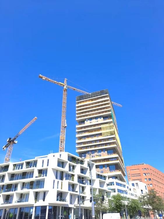 Nieuwbouwproject in aanbouw met torenkranen