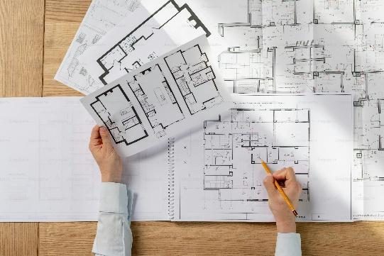 Bouwtekeningen en plattegronden worden doorgenomen