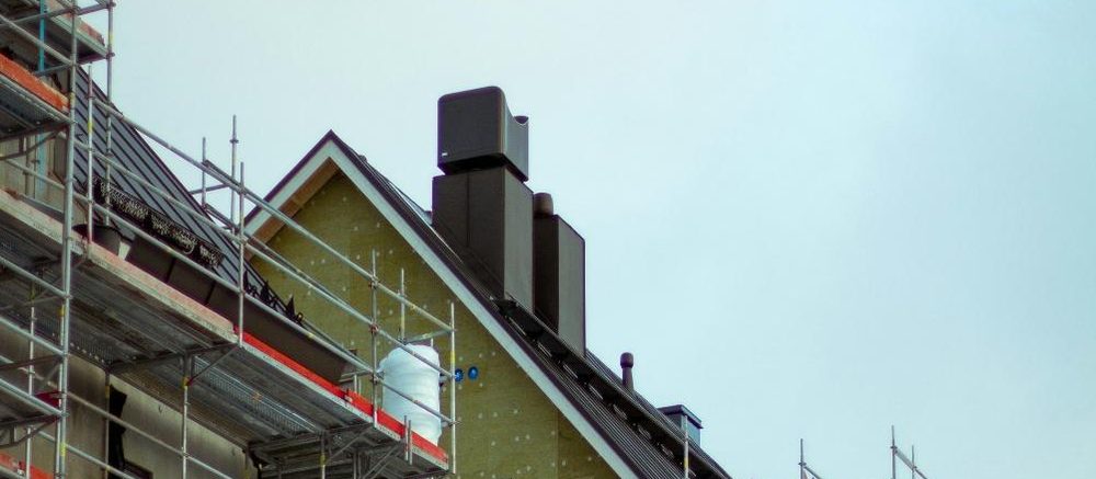 Gevelisolatie en renovatiewerkzaamheden aan een woning in de steigers