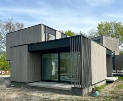 Moderne villa met houten gevelbekleding in Almere
